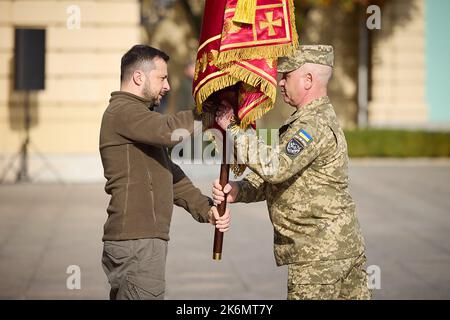 Kiew, Ukraine. 14. Oktober 2022. Der ukrainische Präsident Wolodymyr Zelensky nimmt an der Zeremonie zum ukrainischen Verteidigertag in Kiew, Ukraine, am 14. Oktober 2022 Teil. Zelenski versprach den Sieg über Russland und die Freiheit für die Ukraine. Foto von Ukrainian President Press Office/UPI Credit: UPI/Alamy Live News Stockfoto