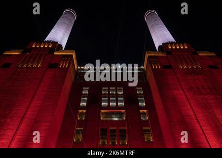 London, Großbritannien. 14.. Oktober 2022. Das Battersea Power Station feiert die Öffnung seiner Türen für die Öffentlichkeit. Die Art-Deco-Struktur liegt seit Jahrzehnten im Verderben, wurde aber offiziell im Rahmen eines £9 Milliarden großen Sanierungsprojekts wiedereröffnet. Auf seinem Höhepunkt lieferte es ein Fünftel des Londoner Stroms – einschließlich des Buckingham Palace und der Houses of Parliament –, schloss aber 1983 und wurde seitdem nicht genutzt. Kredit: Guy Corbishley/Alamy Live Nachrichten Stockfoto