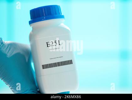 Behälter des Lebensmittelzusatzstoffes E251 Stockfoto