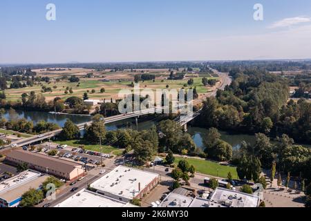 Corvallis, Oregon. Brücke über den Willamette River. Stockfoto