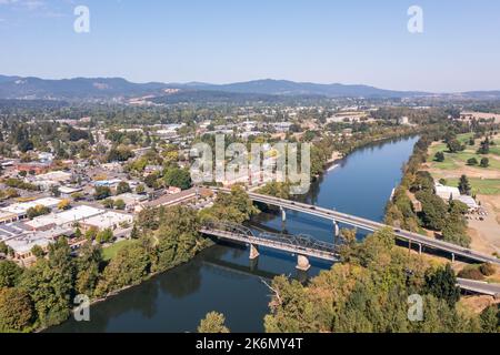 Corvallis, Oregon. Brücke über den Willamette River. Stockfoto