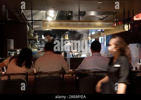 Die Restaurants dürfen nun wieder ihre Geschäfte beginnen, da die Beschränkungen für das Essen aufgrund der pandemischen Coronavirus-Krankheit in Hongkong, China, gesenkt werden. Stockfoto