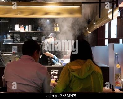 Die Restaurants dürfen nun wieder ihre Geschäfte beginnen, da die Beschränkungen für das Essen aufgrund der pandemischen Coronavirus-Krankheit in Hongkong, China, gesenkt werden. Stockfoto