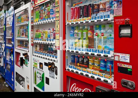 Reihe von Verkaufsautomaten in Roppongi, Tokio, Japan Stockfoto