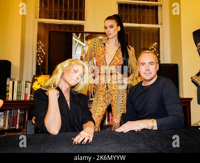 New York, USA. 14. Oktober 2022. 10/14/2022 New York City Philippe Blonde und David Blonde feiern das Blondes Book. Launch Party im Rizzoli Book Store am Broadway in New York City, Freitag, 14. Oktober 2022. Foto von Jennifer Graylock-Alamy News 917-519-7666 Quelle: Jennifer Graylock/Alamy Live News Stockfoto