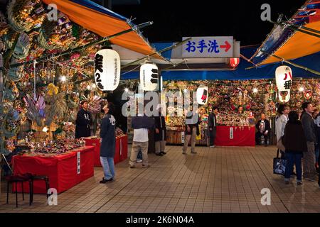 Verkauf von Reizen beim Tori no ichi Festival, Hanazono Shrine, Shinjuku, Tokio, Japan Stockfoto