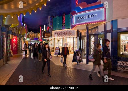 Einkaufslustige, die durch ein Einkaufszentrum im Disney Resort in Tokio, Japan, spazieren Stockfoto