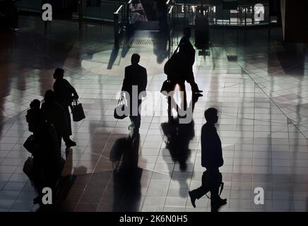 Silhouetten der Passagiere im Terminal Haneda Airport Tokyo Japan Stockfoto