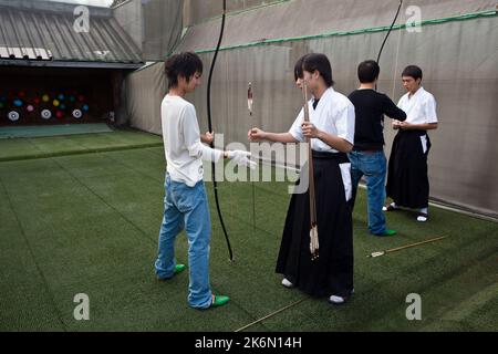 Die Schüler unterrichten traditionelles Bogenschießen an einer Berufsschule in der Nähe von Tokio, Japan Stockfoto