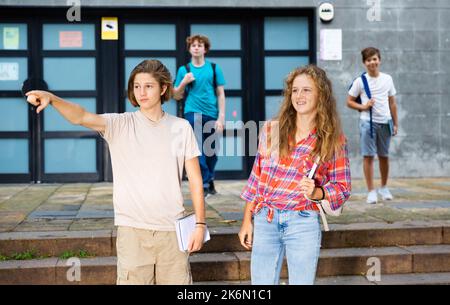 Jugendliche kommen nach dem Schulunterricht nach Hause Stockfoto