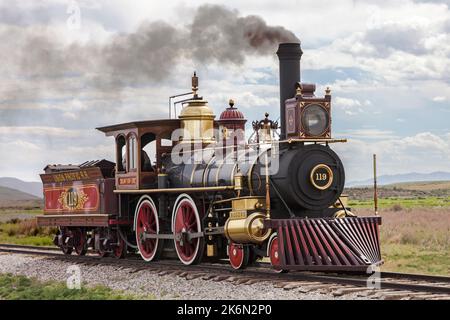 Die Lokomotive Nr. 119 der Union Pacific Railroad rollt im Promentory National Park in Utah mit Dampf durch die Schienen. Stockfoto