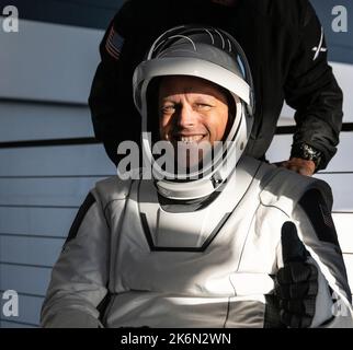 Jacksonville, USA. 14. Oktober 2022. NASA-Astronaut Robert Hines lächelt, als ihm aus der Raumsonde SpaceX Crew Dragon Freedom geholfen wird, nachdem er von der Internationalen Raumstation, die am 14. Oktober 2022 vor der Küste von Jacksonville, Florida, im Atlantik landete, zurückkehrte. Quelle: Bill Ingalls/NASA/Alamy Live News Stockfoto