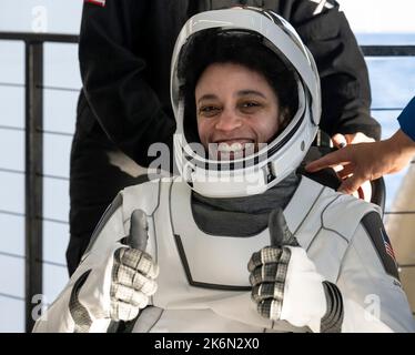 Jacksonville, USA. 14. Oktober 2022. NASA-Astronautin Jessica Watkins gibt Daumen nach oben, als sie aus dem Raumschiff SpaceX Crew Dragon Freedom nach der Rückkehr von der Internationalen Raumstation, die am 14. Oktober 2022 vor der Küste von Jacksonville, Florida, im Atlantik landete, geholfen wird. Quelle: Bill Ingalls/NASA/Alamy Live News Stockfoto