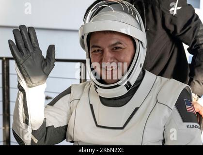 Jacksonville, USA. 14. Oktober 2022. NASA-Astronaut Kjell Lindgren winkt auf, als ihm aus der Raumsonde SpaceX Crew Dragon Freedom geholfen wird, nachdem er von der Internationalen Raumstation, die am 14. Oktober 2022 vor der Küste von Jacksonville, Florida, im Atlantischen Ozean landete, zurückkehrte. Quelle: Bill Ingalls/NASA/Alamy Live News Stockfoto