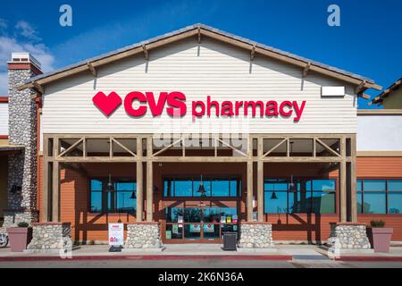 Upland, Kalifornien, USA – 10. Oktober 2022: CVS Pharmacy ist eine Drogerie und Apotheke mit vollem Serviceangebot und eine Tochtergesellschaft von CVS Health. Stockfoto