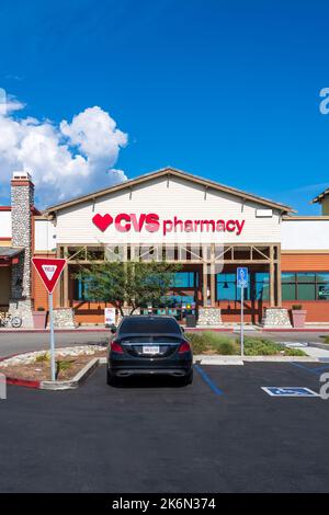 Upland, Kalifornien, USA – 10. Oktober 2022: CVS Pharmacy ist eine Drogerie und Apotheke mit vollem Serviceangebot und eine Tochtergesellschaft von CVS Health. Stockfoto