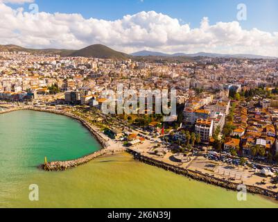Türkische Küstenstadt Kusadasi am Ufer der Ägäis Stockfoto