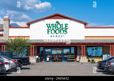 Upland, Kalifornien, USA – 10. Oktober 2022: Whole Foods Market, eine Tochtergesellschaft von Amazon, ist eine multinationale amerikanische Lebensmittelgeschäft- und Gesundheitskette Stockfoto