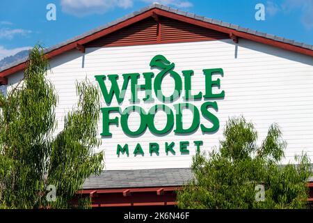 Upland, Kalifornien, USA – 10. Oktober 2022: Whole Foods Market, eine Tochtergesellschaft von Amazon, ist eine multinationale amerikanische Lebensmittelgeschäft- und Gesundheitskette Stockfoto