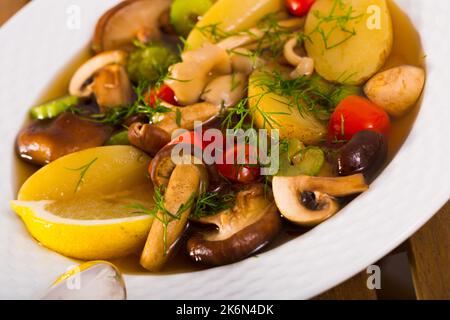 Rustikale Suppe mit Wildpilzen Stockfoto