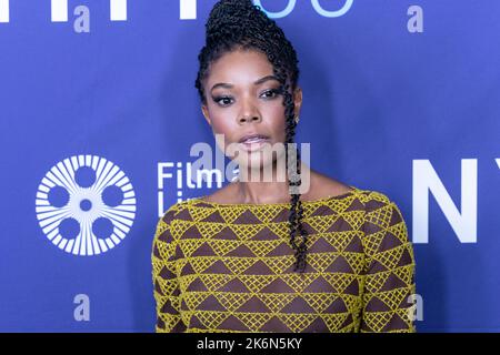 New York, USA. 14. Oktober 2022. Die Schauspielerin Gabrielle Union im Kleid von Prada nimmt am 14. Oktober 2022 an der Weltpremiere von „The Inspection“ während des New York Film Festivals in der Alice Tully Hall in New York Teil. (Foto von Lev Radin/Sipa USA) Quelle: SIPA USA/Alamy Live News Stockfoto