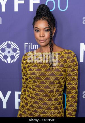 New York, USA. 14. Oktober 2022. Die Schauspielerin Gabrielle Union im Kleid von Prada nimmt am 14. Oktober 2022 an der Weltpremiere von „The Inspection“ während des New York Film Festivals in der Alice Tully Hall in New York Teil. (Foto von Lev Radin/Sipa USA) Quelle: SIPA USA/Alamy Live News Stockfoto