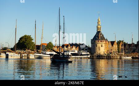 Blick auf Hoofdtoren, Turm neben Kai in Hoorn Stockfoto
