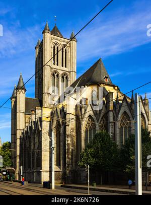 Stadtlandschaft mit Blick auf die Nikolaikirche in Gent Stockfoto