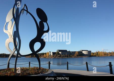 Die United in FESBANGESSESSESPESSGETZ von Frame Lake mit dem Prince of Wales Northern Heritage Centre im Hintergrund in Yellowknife, NWT, Kanada Stockfoto