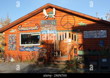 Shop Verkauf von Souvenirs in der späten Nachmittagssonne, Yellowknife, NWT, Kanada Stockfoto