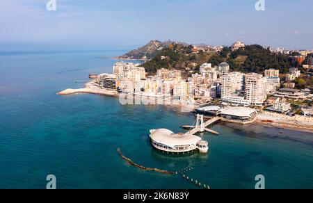 Vogelperspektive auf den Hafen von Ventus in Durres, Albanien Stockfoto