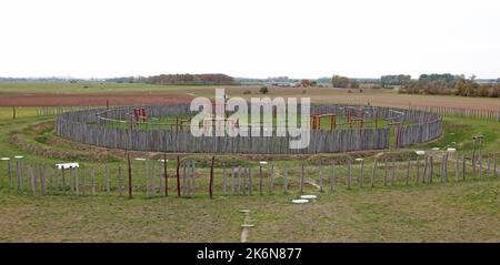 13. Oktober 2022, Sachsen-Anhalt, Pömmelte: Blick auf das Ringheiligtum in Pömmelte-Zackmünde. Das rekonstruierte Ringheiligtum steht an der ursprünglichen Stelle. Das Ringheiligtum hat einen Durchmesser von 115 Metern und ist von einem Palisadenzaun aus 1800 Robinienstämmen umgeben. Pömmelte ist vergleichbar mit dem englischen Stonehenge - nur der Standort wurde aus Holz gebaut. Eine neun Meter hohe Aussichtsplattform bietet einen umfassenden Überblick. Das rund 4300 Jahre alte Ringheiligtum in Pömmelte-Zackmünde (Salzlandkreis) ist ein Touristenmagnet. Foto: Peter Gercke/dpa Stockfoto