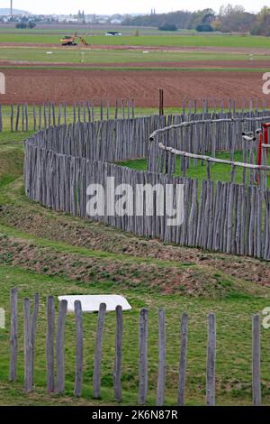 13. Oktober 2022, Sachsen-Anhalt, Pömmelte: Blick auf das Areal des Ringheiligtums in Pömmelte-Zackmünde. Das rekonstruierte Ringheiligtum steht an der ursprünglichen Stelle. Das Ringheiligtum hat einen Durchmesser von 115 Metern und ist von einem Palisadenzaun aus 1800 Robinienstämmen umgeben. Pömmelte ist vergleichbar mit dem englischen Stonehenge - nur der Standort wurde aus Holz gebaut. Eine neun Meter hohe Aussichtsplattform bietet einen umfassenden Überblick. Das rund 4300 Jahre alte Ringheiligtum in Pömmelte-Zackmünde (Salzlandkreis) ist ein Touristenmagnet. Foto: Peter Gercke/dpa Stockfoto