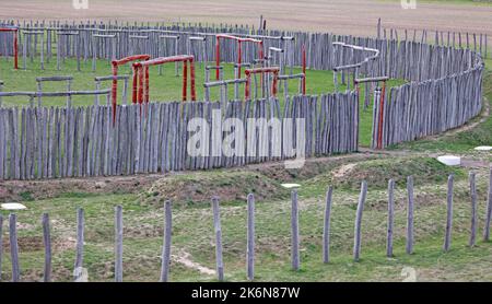 13. Oktober 2022, Sachsen-Anhalt, Pömmelte: Das Areal des Ringheiligtums in Pömmelte-Zackmünde. Das rekonstruierte Ringheiligtum steht an der ursprünglichen Stelle. Das Ringheiligtum hat einen Durchmesser von 115 Metern und ist von einem Palisadenzaun aus 1800 Robinienstämmen umgeben. Pömmelte ist vergleichbar mit dem englischen Stonehenge - nur der Standort wurde aus Holz gebaut. Eine neun Meter hohe Aussichtsplattform bietet einen umfassenden Überblick. Das rund 4300 Jahre alte Ringheiligtum in Pömmelte-Zackmünde (Salzlandkreis) ist ein Touristenmagnet. Foto: Peter Gercke/dpa Stockfoto