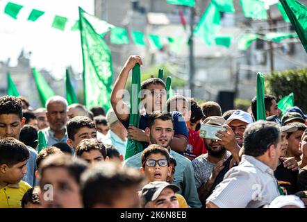 Gaza, Palästina. 14. Oktober 2022. Anhänger der palästinensischen Hamas-Bewegung nehmen an einer Demonstration zur Unterstützung der Al-Aqsa-Moschee in Khan Yunis im südlichen Gazastreifen Teil.Quelle: SOPA Images Limited/Alamy Live News Stockfoto