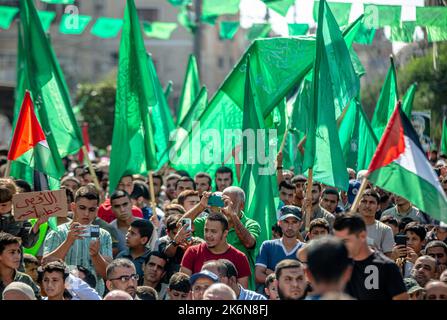 Gaza, Palästina. 14. Oktober 2022. Anhänger der palästinensischen Hamas-Bewegung nehmen an einer Demonstration zur Unterstützung der Al-Aqsa-Moschee in Khan Yunis im südlichen Gazastreifen Teil. Kredit: SOPA Images Limited/Alamy Live Nachrichten Stockfoto