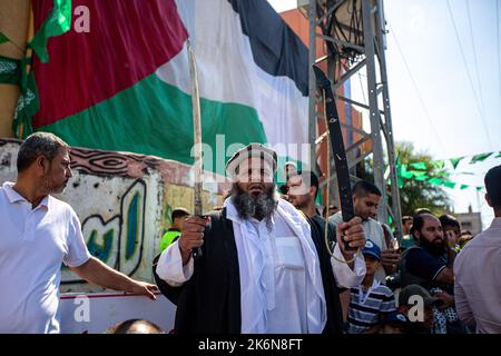 Gaza, Palästina. 14. Oktober 2022. Anhänger der palästinensischen Hamas-Bewegung nehmen an einer Demonstration zur Unterstützung der Al-Aqsa-Moschee in Khan Yunis im südlichen Gazastreifen Teil. Kredit: SOPA Images Limited/Alamy Live Nachrichten Stockfoto