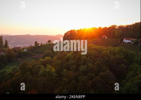Landschaftlich schöner Sonnenuntergang über den sanften Hügeln Stockfoto
