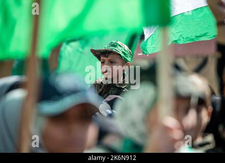 Gaza, Palästina. 14. Oktober 2022. Ein palästinensisches Kind wird während einer Demonstration zur Unterstützung der Al-Aqsa Moschee in Khan Yunis im südlichen Gazastreifen gesehen. (Foto von Yousef Masoud/SOPA Images/Sipa USA) Quelle: SIPA USA/Alamy Live News Stockfoto