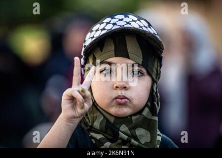 Gaza, Palästina. 14. Oktober 2022. Ein palästinensisches Kind zeigt sich während einer Demonstration zur Unterstützung der Al-Aqsa Moschee in Khan Yunis im südlichen Gazastreifen. (Foto von Yousef Masoud/SOPA Images/Sipa USA) Quelle: SIPA USA/Alamy Live News Stockfoto