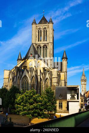 Stadtlandschaft mit Blick auf die Nikolaikirche in Gent Stockfoto