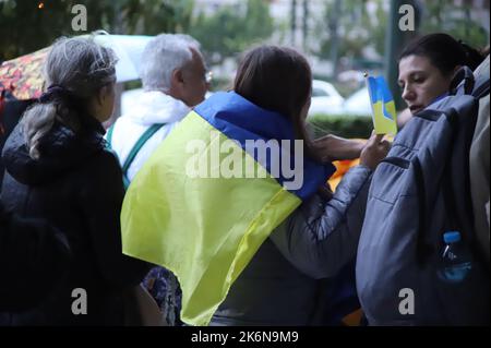 Athen, Attika, Griechenland. 14. Oktober 2022. Ukrainer protestieren in Athen gegen den Krieg in der Ukraine und die russische Invasion. Sie feiern auch den Tag der Verteidiger der Ukraine. (Bild: © George Panagakis/Pacific Press via ZUMA Press Wire) Bild: ZUMA Press, Inc./Alamy Live News Stockfoto