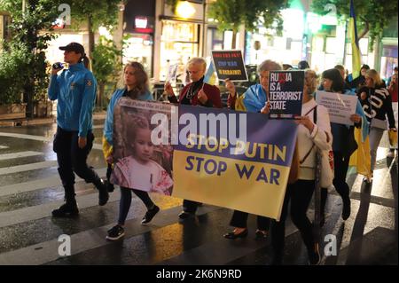 Athen, Attika, Griechenland. 14. Oktober 2022. Ukrainer protestieren in Athen gegen den Krieg in der Ukraine und die russische Invasion. Sie feiern auch den Tag der Verteidiger der Ukraine. (Bild: © George Panagakis/Pacific Press via ZUMA Press Wire) Bild: ZUMA Press, Inc./Alamy Live News Stockfoto