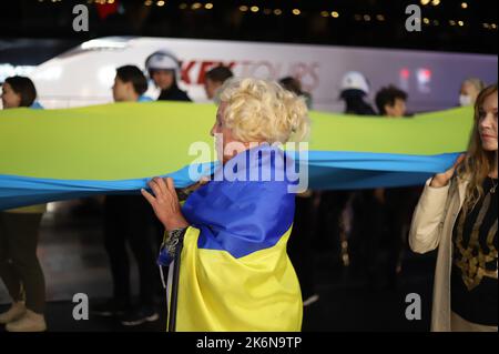 Athen, Attika, Griechenland. 14. Oktober 2022. Ukrainer protestieren in Athen gegen den Krieg in der Ukraine und die russische Invasion. Sie feiern auch den Tag der Verteidiger der Ukraine. (Bild: © George Panagakis/Pacific Press via ZUMA Press Wire) Bild: ZUMA Press, Inc./Alamy Live News Stockfoto