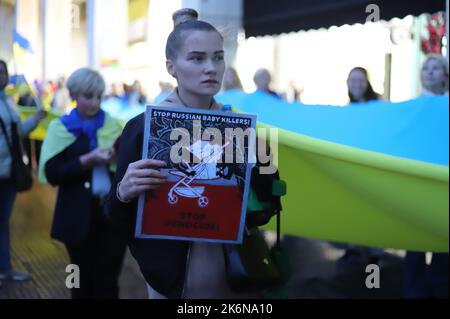 Athen, Attika, Griechenland. 14. Oktober 2022. Ukrainer protestieren in Athen gegen den Krieg in der Ukraine und die russische Invasion. Sie feiern auch den Tag der Verteidiger der Ukraine. (Bild: © George Panagakis/Pacific Press via ZUMA Press Wire) Bild: ZUMA Press, Inc./Alamy Live News Stockfoto