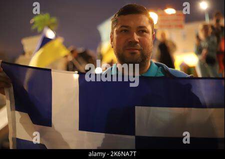 Athen, Attika, Griechenland. 14. Oktober 2022. Ukrainer protestieren in Athen gegen den Krieg in der Ukraine und die russische Invasion. Sie feiern auch den Tag der Verteidiger der Ukraine. (Bild: © George Panagakis/Pacific Press via ZUMA Press Wire) Bild: ZUMA Press, Inc./Alamy Live News Stockfoto