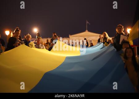 Athen, Attika, Griechenland. 14. Oktober 2022. Ukrainer protestieren in Athen gegen den Krieg in der Ukraine und die russische Invasion. Sie feiern auch den Tag der Verteidiger der Ukraine. (Bild: © George Panagakis/Pacific Press via ZUMA Press Wire) Bild: ZUMA Press, Inc./Alamy Live News Stockfoto