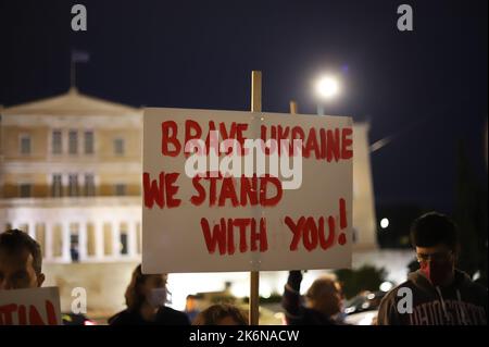 Athen, Attika, Griechenland. 14. Oktober 2022. Ukrainer protestieren in Athen gegen den Krieg in der Ukraine und die russische Invasion. Sie feiern auch den Tag der Verteidiger der Ukraine. (Bild: © George Panagakis/Pacific Press via ZUMA Press Wire) Bild: ZUMA Press, Inc./Alamy Live News Stockfoto