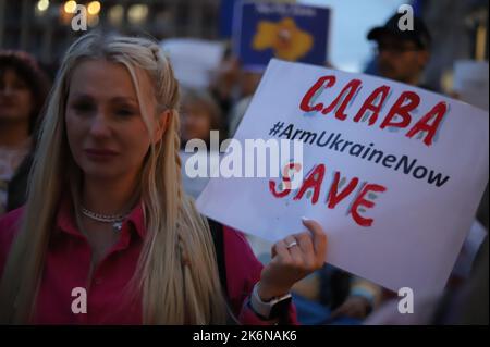 Athen, Attika, Griechenland. 14. Oktober 2022. Ukrainer protestieren in Athen gegen den Krieg in der Ukraine und die russische Invasion. Sie feiern auch den Tag der Verteidiger der Ukraine. (Bild: © George Panagakis/Pacific Press via ZUMA Press Wire) Bild: ZUMA Press, Inc./Alamy Live News Stockfoto