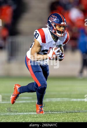 Kanada. 14. Oktober 2022. (Ottawa, Kanada---14. Oktober 2022) Justin Stockton (30) von den Montreal Alouettes in einem regulären Saison Canadian Football League (CFL) Spiel zwischen den Montreal Alouettes bei den Ottawa Redblacks. Quelle: Sean Burges/Alamy Live News Stockfoto